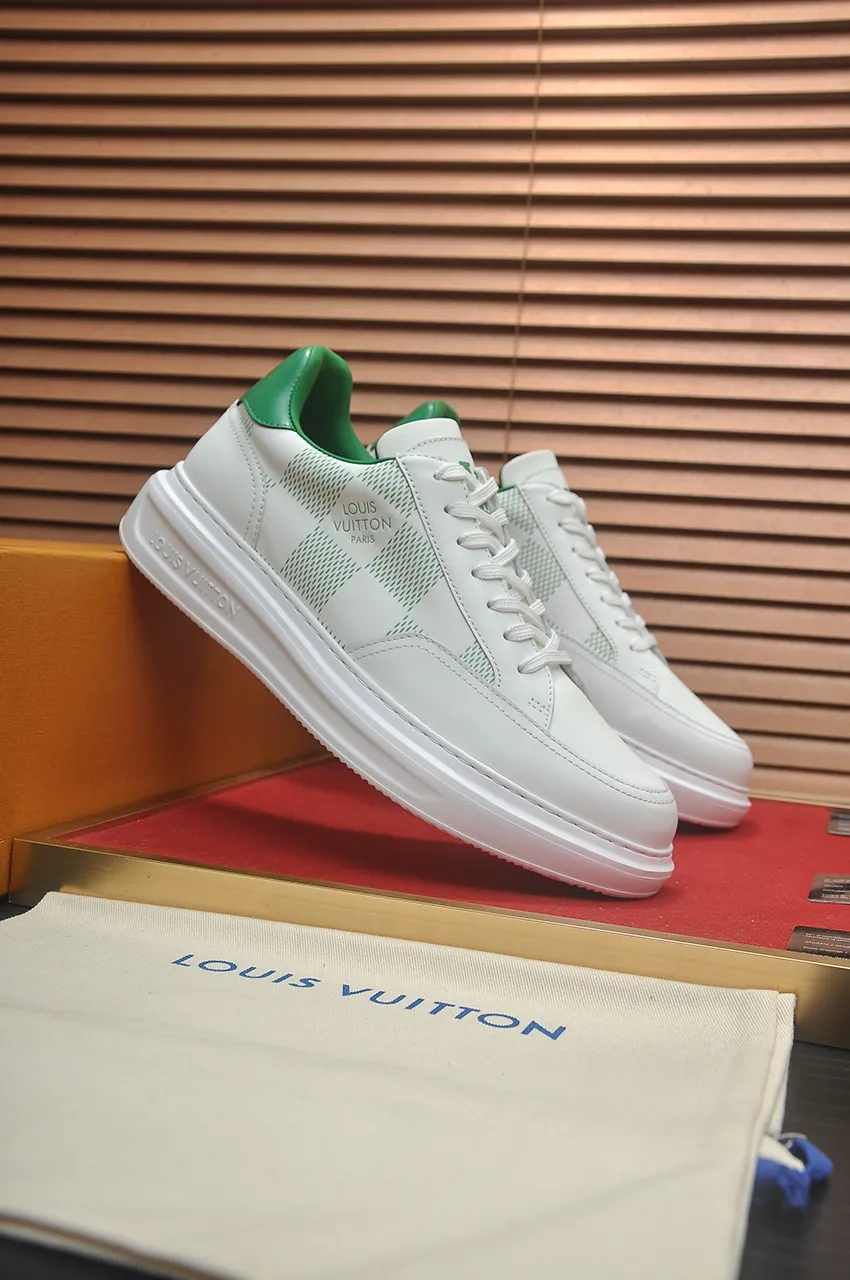 Men's men's shoes 💰640💶Original development, quality shipping, welcome to compare - LV sneaker series sports shoes introduce the loose silhouette of the ready-to-wear series into the spring and summer men's wear shows and make an eye-catching appearance. The cow leather upper is combined with rough fabric laces, and colorful beading highlights the brand's classic elements. LV letters mark the tongue and Monogram floral outsole. Mixed materials Made of top-grain cowhide, thick shoelace design, large Monogram print on the side, mesh lining and cotton feet, the comfort is as extreme as ever, premium heritage, quality first, worth owning! Size: Men’s 38-45 (45 is custom-made and cannot be returned or exchanged)
